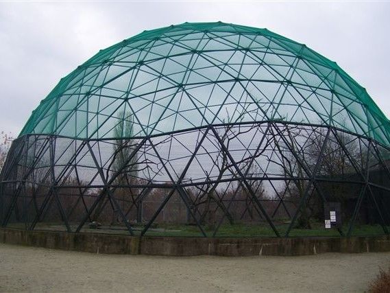 Vogelschutznetz bei der Vogelvoliere in Berlin Tierpark